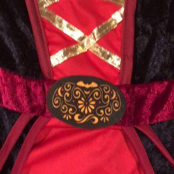 Vampira velveteen and lace black & red Halloween costume - Picture 5 of 16